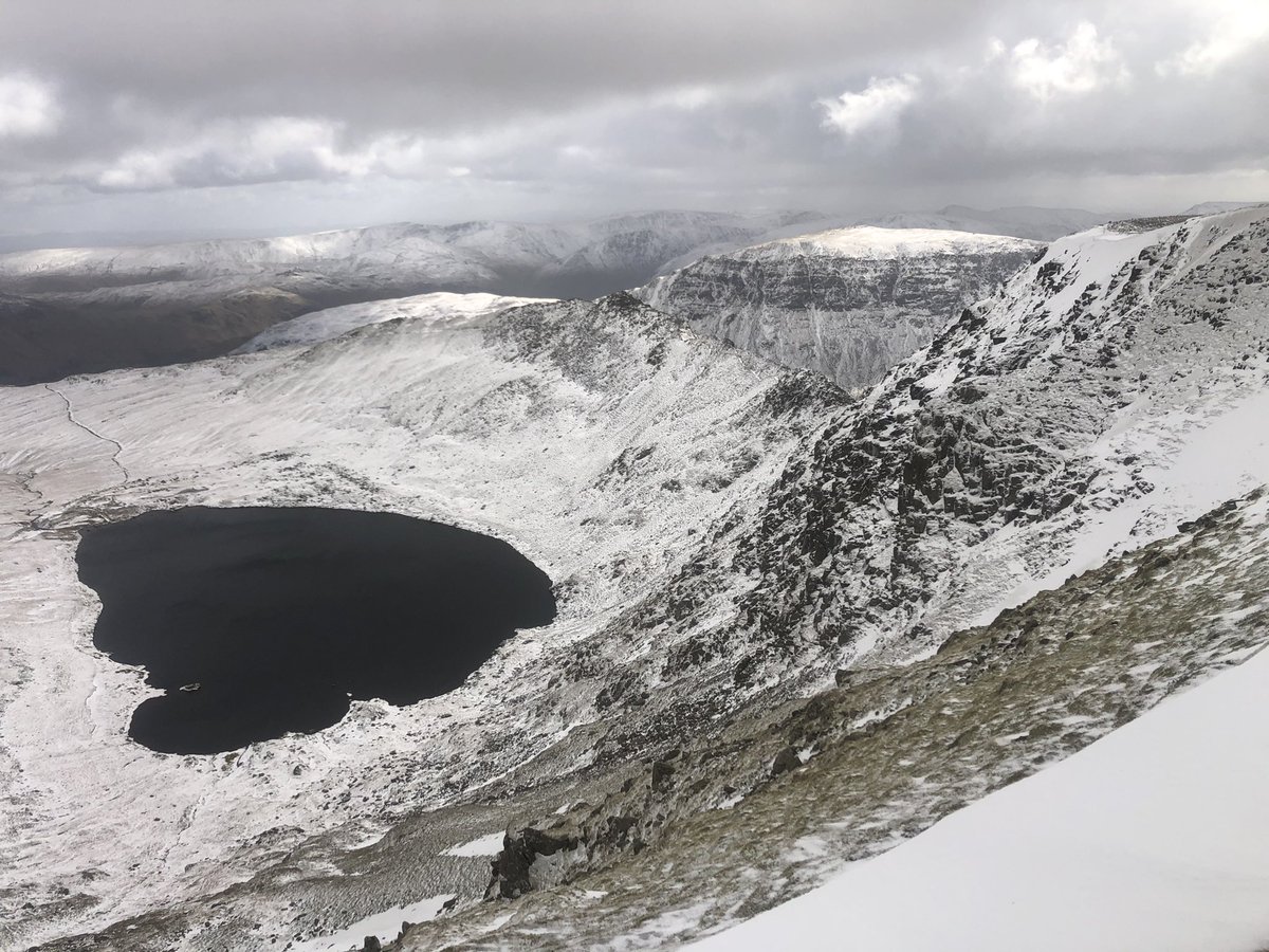 LakesWeather's tweet photo. More fresh snow overnight down to 500m and #windslab building over older névé around east facing corrie rims. Wes #summitsafely https://t.co/aj6Yj69x13