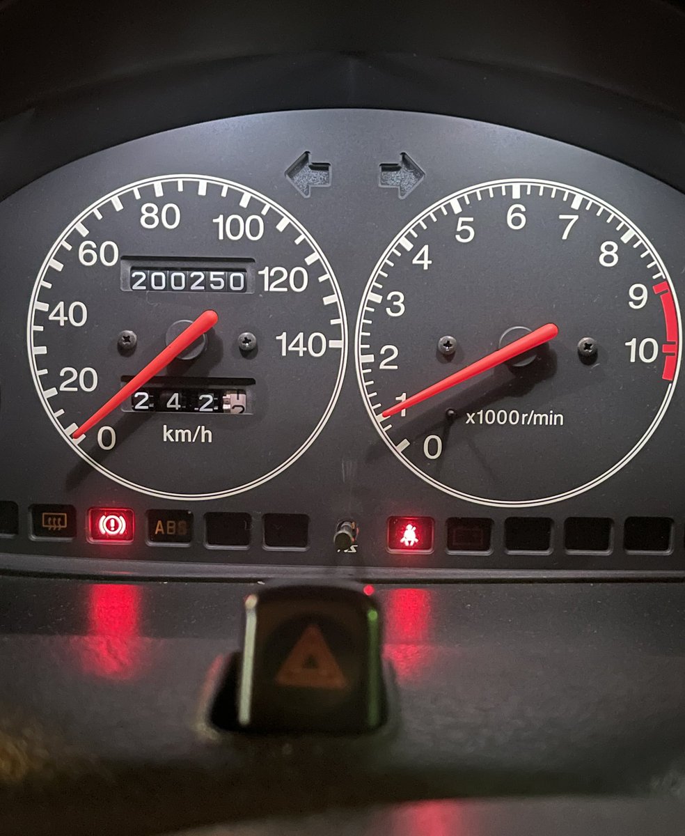 まっすん ヴィヴィオが9000rpmからがレブリミットに対して アルトワークスは7000rpmまでなのね