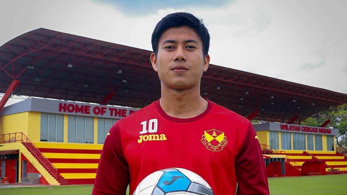 zaw_athens's tweet photo. Hein Htet Aung , a Burmese  football player of Malaysian Selangor FC, was suspended a match for celebrating his goal by raising three finger salute sign against Myanmar coup.

“I received the penalty due to football‘s code of conduct. But I did it as it is with humanity ethics.” https://t.co/rp7wojz7OO