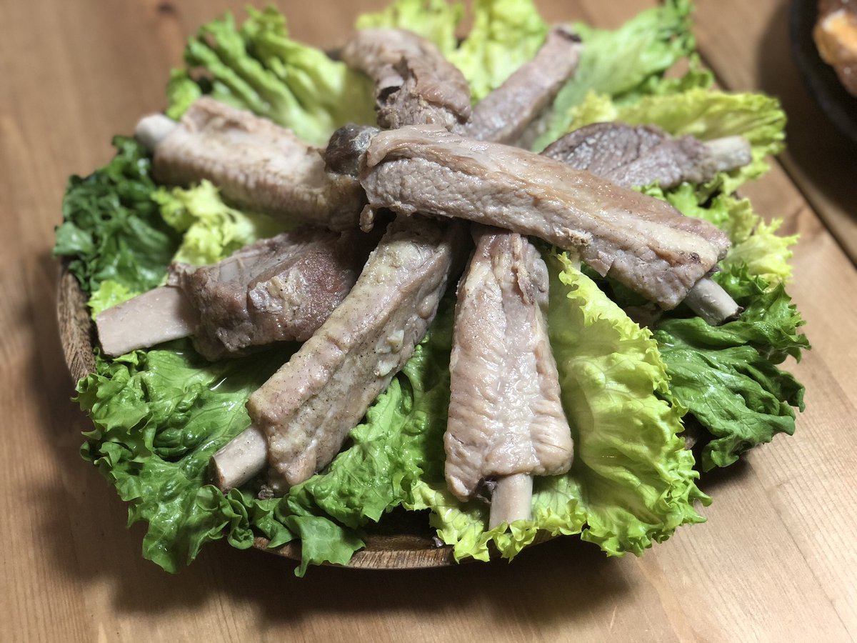 johanbunny's tweet photo. こんばんはばにです🙌
今日はよはんごはん！羽根付き餃子と塩スペアリブ😍
餃子は過去最高の羽具合でたまりません🤤
スペアリブも盛り付けセンス抜群でしかも柔らかくて美味しかった😍
たまらん😍😍
#おうちごはん
#ダイエット垢さんと繋がりたい https://t.co/UFvOMNRWfY