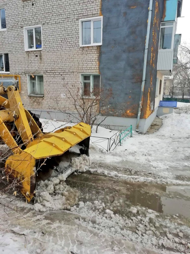 Gilischnik's tweet photo. Расчистка внутриквартальных дорог п.Прибрежный, 27.03.2021г.
ул. Парусная, д. 14 https://t.co/C2gDGXpzqQ