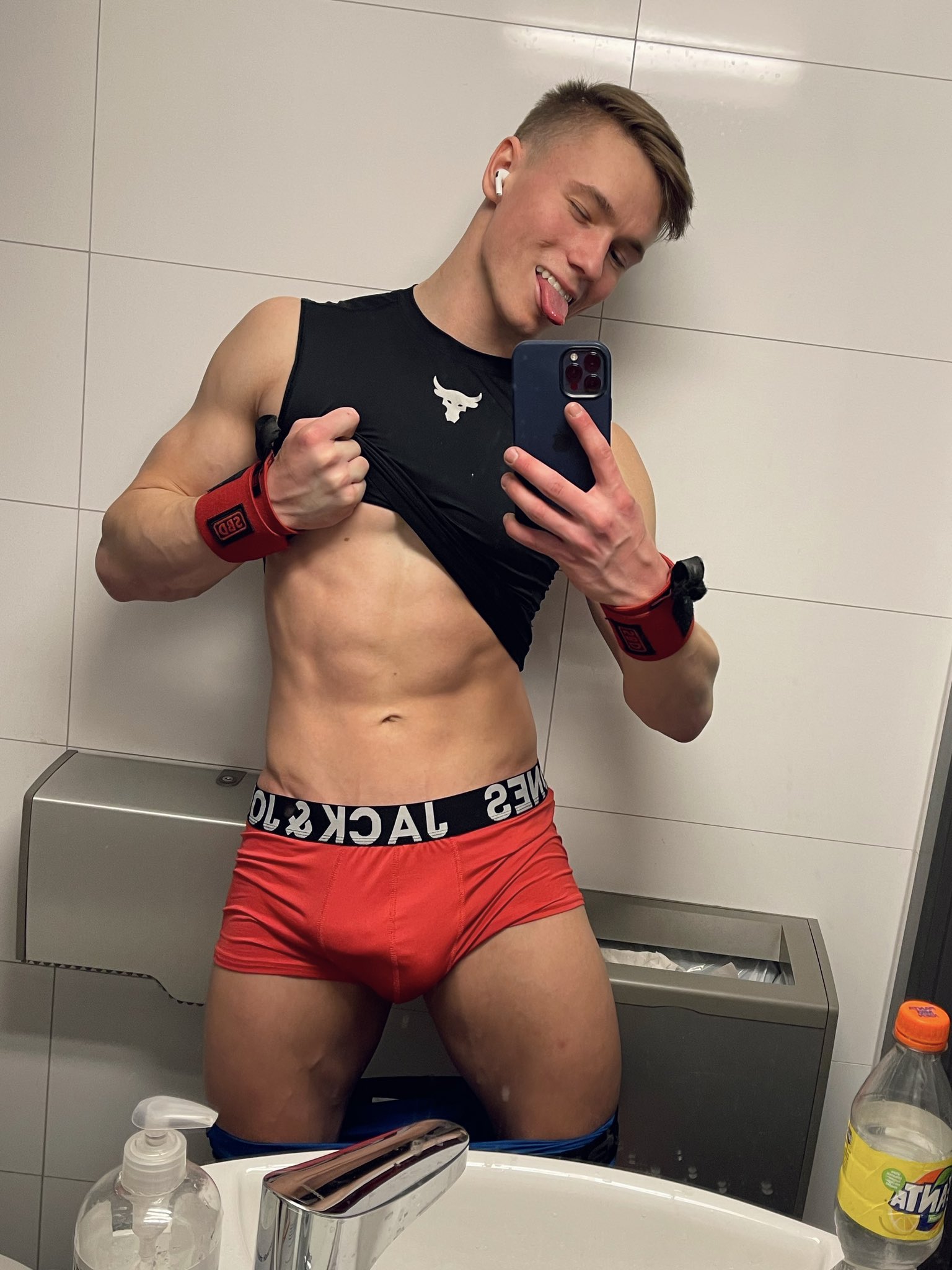 Who would have joined me in the bathroom????? https://t.co/4HTvNxJvZH