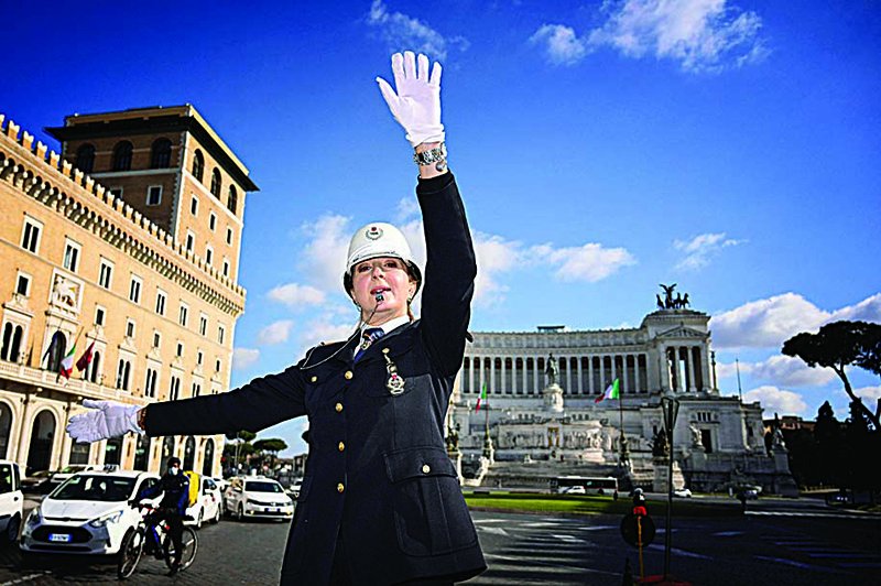 kuwaittimesnews's tweet photo. Iconic Roman square gets first female traffic cop https://t.co/iwzmomB5t1 via @kuwaittimesnews
#Iconic #RomanSquare #femaletrafficcop https://t.co/ksyRPTu7Cd