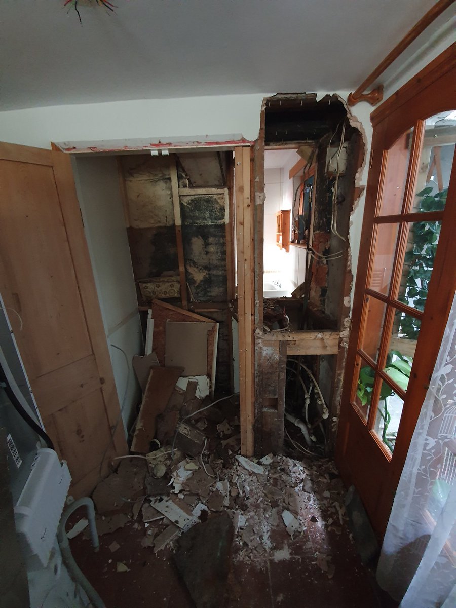 SmartrrElec's tweet image. When you think you should change a rusty back box and one thing leads to another...🙄🔨