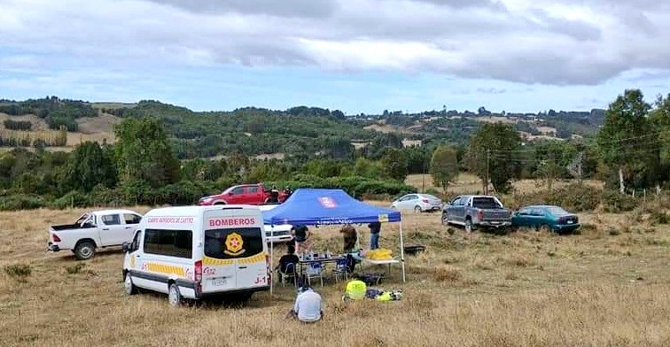 TerceraCBCastro's tweet photo. Equipo de Búsqueda y Rescate Agreste de #BomberosCastro en donde participan también nuestros Tercerinos, continúan apoyando al Cuerpo de Bomberos de #CuracodeVélez en labores de búsqueda de una persona desaparecida en el sector de #Palqui en conjunto a organizaciones y lugareños. https://t.co/I7GXkmlBNM