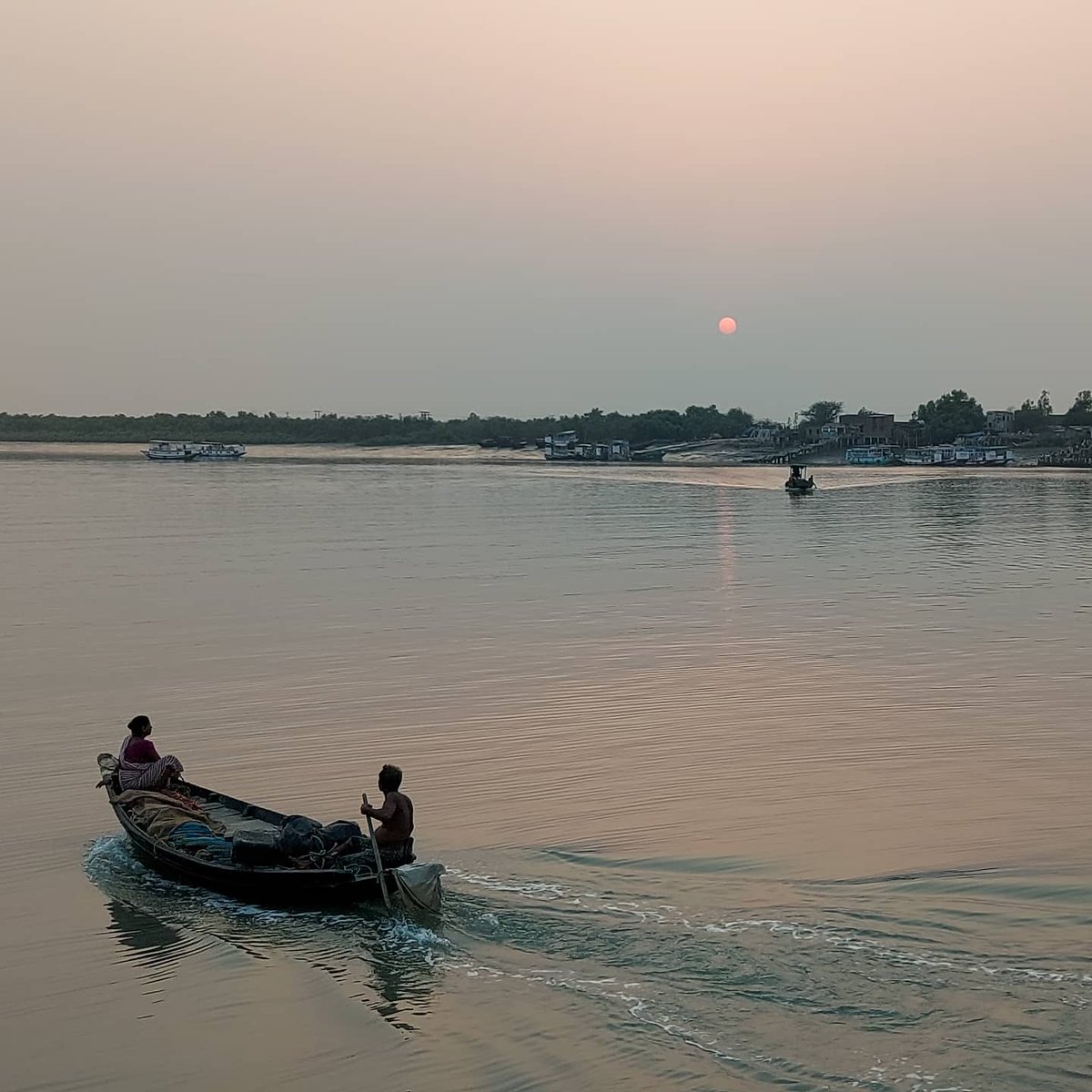dcfrombc's tweet photo. Soaking in a #fullmoonweekend on a boat in the #Sunderbans https://t.co/EwgCkF1UO2