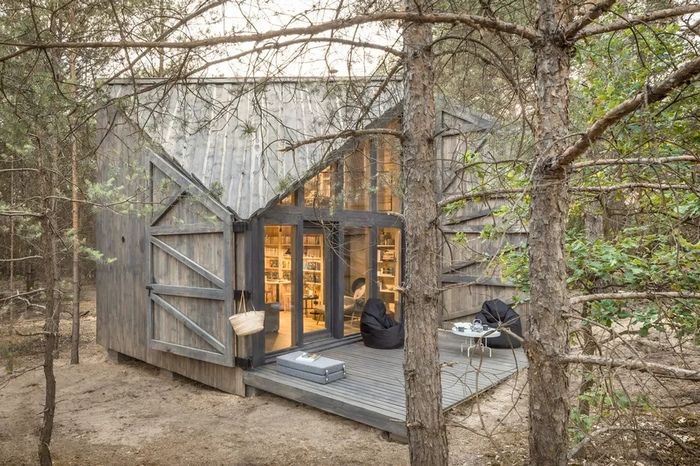 house_micro's tweet photo. The bookworm’s cabin is the brainchild of entrepreneur Bartłomiej Kraciuk and Moszczyńska Puchalska design studio architect Marta Puchalska-Kraciuk  #microhouse #tinyhouse https://t.co/dynshXA1Fm