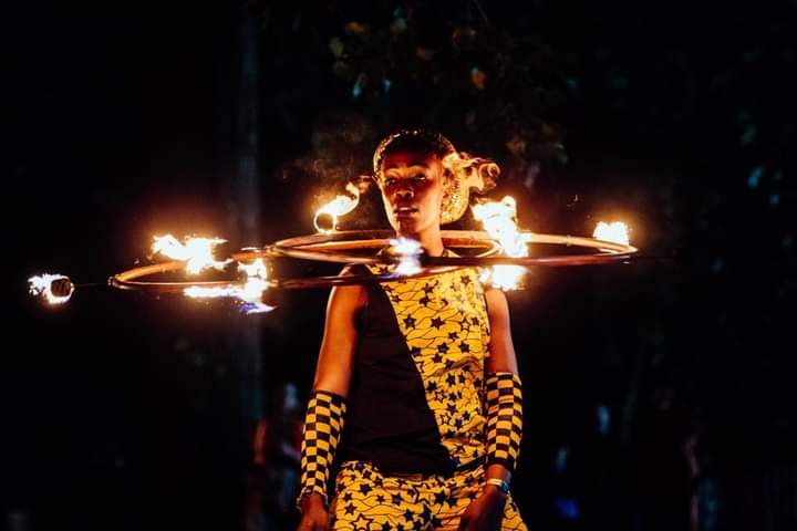 On #WorldTheatreDay, we remember exciting international collaborations with <a href="/BarefeetTheatre/">Barefeet Theatre</a> (Zambia), @MaruaPulaSchool (Botswana), <a href="/osfashland/">Oregon Shakespeare Festival</a> @PlayOnShakes (US) and look forward to sharing MULILO fire show - our exciting new co-pro with <a href="/CircusZambia1/">Circus Zambia</a> - later this year. 💜💜💜
