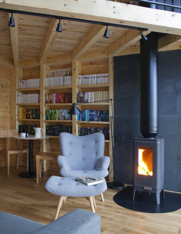 house_micro's tweet photo. The bookworm’s cabin is the brainchild of entrepreneur Bartłomiej Kraciuk and Moszczyńska Puchalska design studio architect Marta Puchalska-Kraciuk  #microhouse #tinyhouse https://t.co/EWXjIscWrb