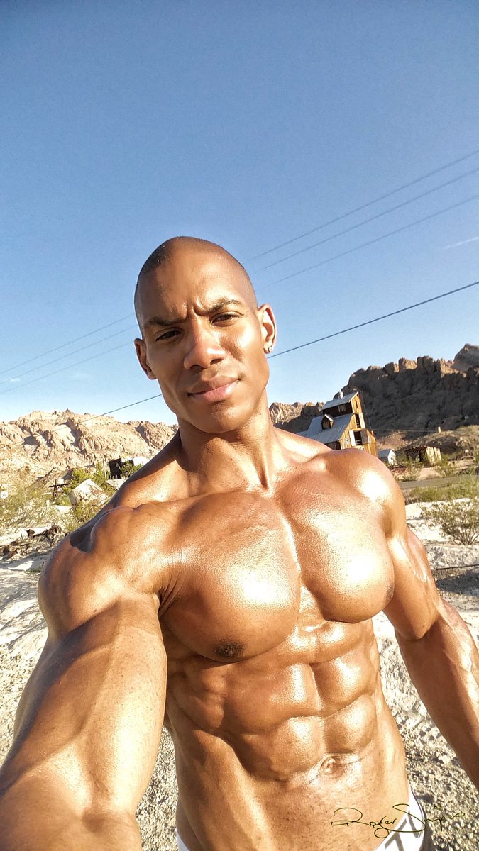 RogerSnipes's tweet photo. What year was this selfie taken ?
#selfie #shredded #leanAF https://t.co/yvusiepaRZ