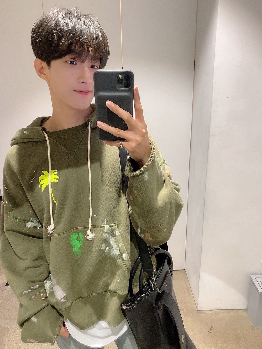218_zip's tweet photo. 210327 #도겸 #DOKYEOM

✔[위버스] 도겸
✔[NME] [기사] Watch #SEVENTEEN’s touching cover of Justin Bieber’s ‘Holy’
https://t.co/W37txOAgcr https://t.co/5Bt1AlJVQG