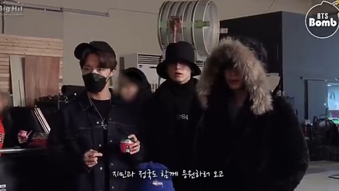 gcftgkk's tweet photo. remember when 3J went to visit namjoon on set then when Joon went on vlive he said jikook were the last two who stayed the longest 🖤 https://t.co/WsaVjLkjP6