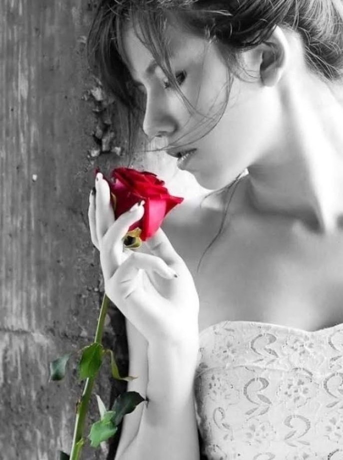 Прошлое женщины. Затемненные фото людей. Ранимой девушкой быть трудно когда проблем. Спасибо тем кто рядом. Ранимые создания.