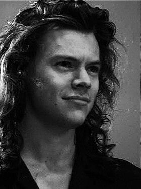 blancat90's tweet photo. ¿Cuándo se supone que te deja de gustar Harry Styles? Es para una amiga. #Golden https://t.co/lfgyI4FQ1m