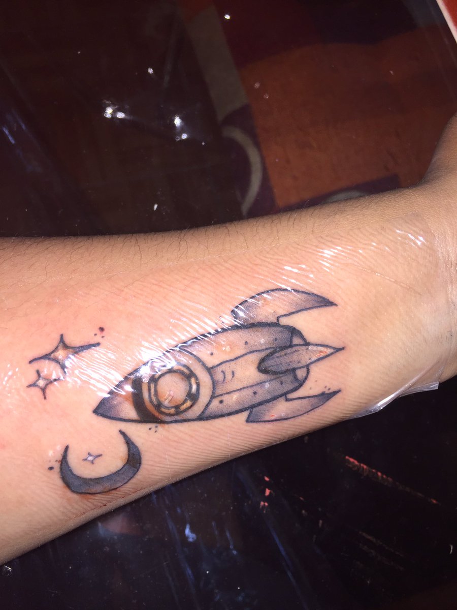 karolxgress's tweet photo. Me tatué esto x Joaquín☺️
No saben lo importante que es Joaquín en mi vida, este tatuaje tiene tanto significado para mi🥺💜🚀
#JoaquinBondoni 

(Disculpen la sangre jejej) https://t.co/GwlBa0kSRB