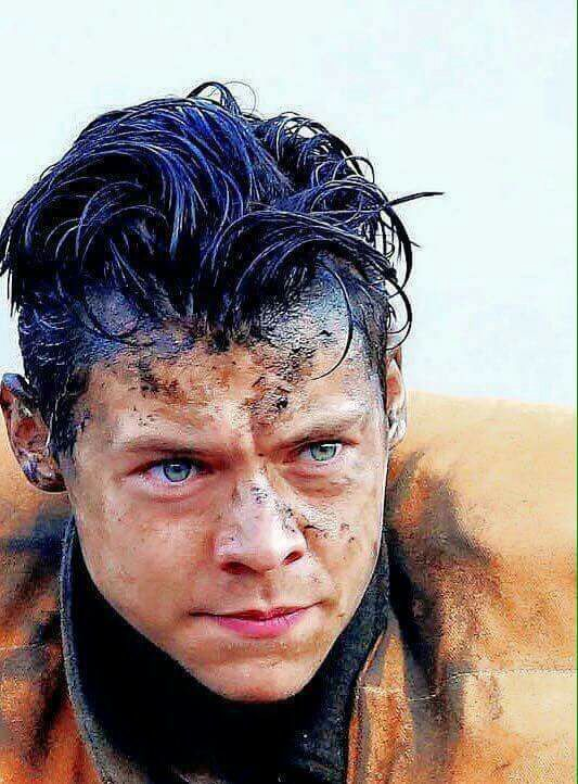 blancat90's tweet photo. ¿Cuándo se supone que te deja de gustar Harry Styles? Es para una amiga. #Golden https://t.co/lfgyI4FQ1m