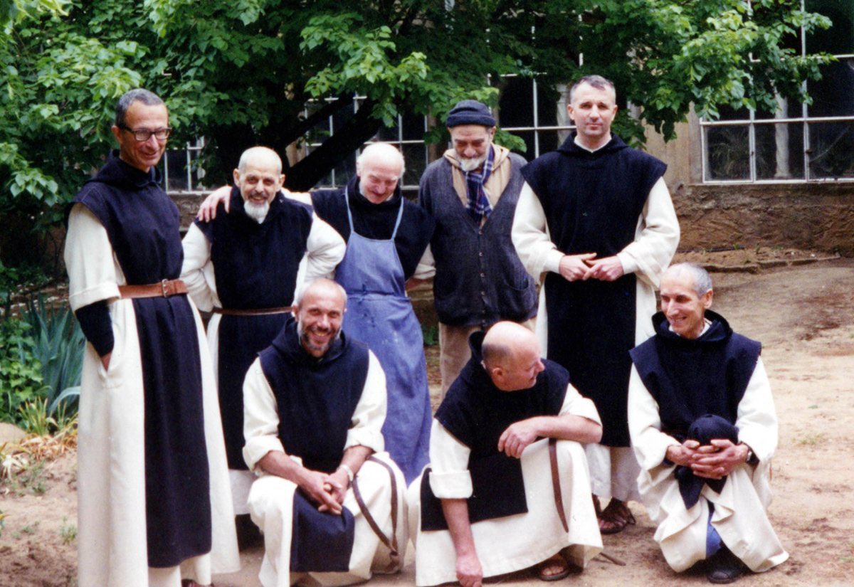 AClaudiusPetit's tweet photo. Dans la nuit du 26 au 27 mars 1996, les sept moines de Tibéhirine, à 80 km au sud d'Alger, ont été enlevés dans leur monastère de Notre-Dame de l'Atlas ; leur mort a été annoncée le 23 mai suivant par le Groupe islamique armé (GIA).
Ne les oublions pas. #inmemoriam #paix https://t.co/c2yD3yy9cF