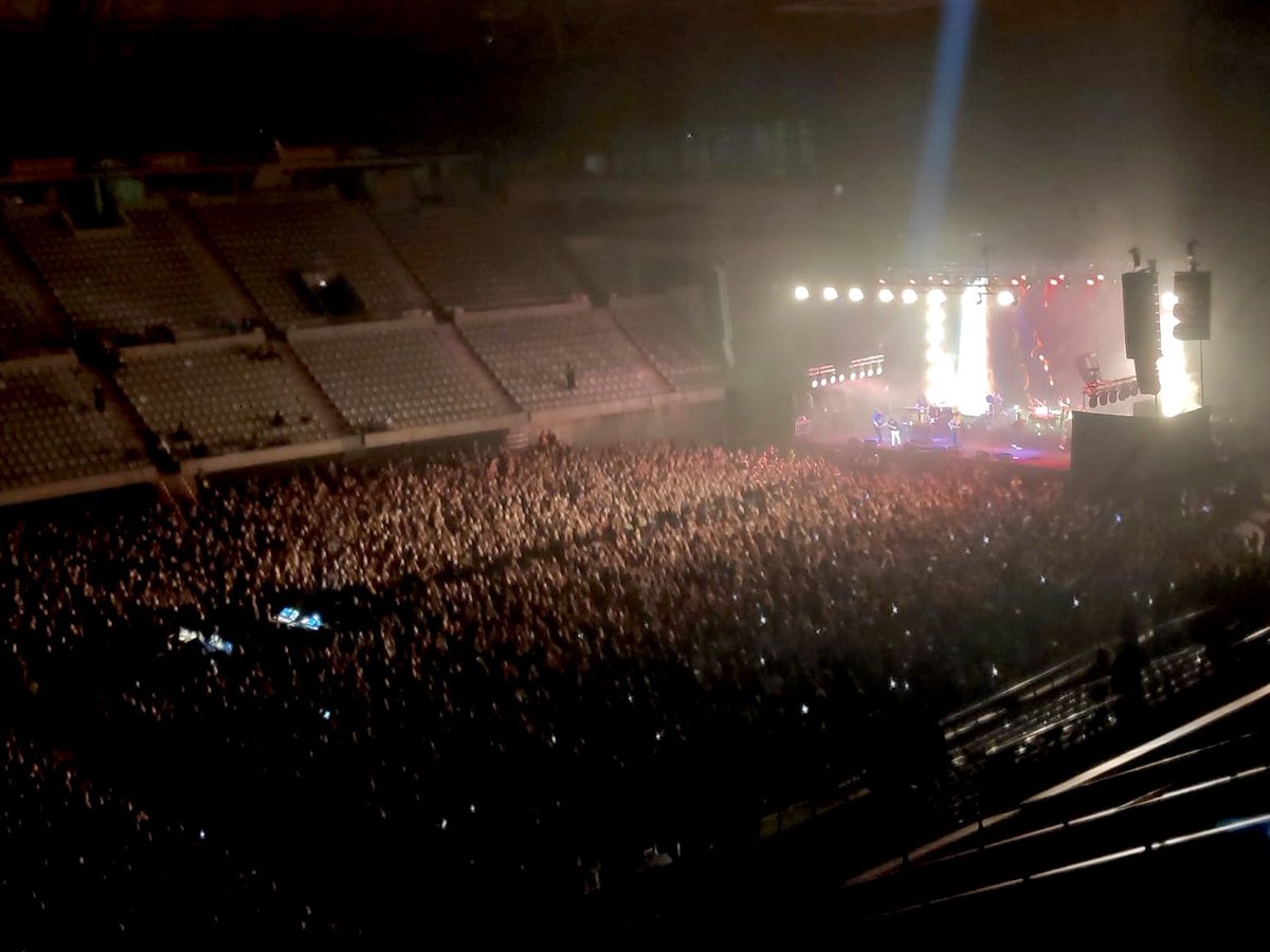 radio3_rne's tweet photo. Que este sea el primero de todos los conciertos que nos debemos. 
Que pronto podamos vivir la música de nuestras bandas en nuestras salas . 
@loveoflesbian #LoLSantJordi https://t.co/sCaMlEH9sn