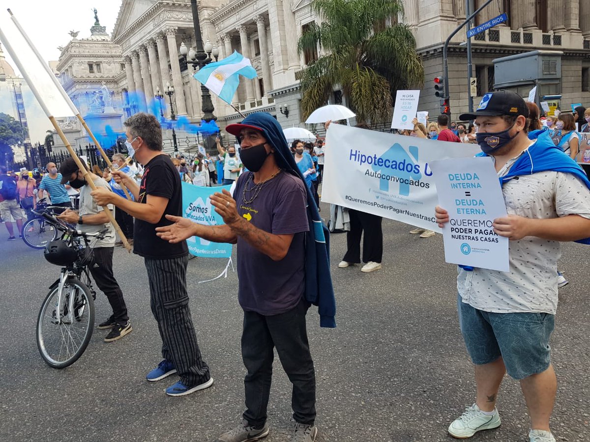 EnriqueeEstevez's tweet photo. Mientras en el recinto la grieta hace que los dos bloques mayoritarios se griten cada vez más fuerte para ver quién tiene la razón, en la puerta del Congreso nadie escucha a los #HipotecadosUVA que piden una solución para pagar este crédito de acceso a la vivienda propia.
#UVA https://t.co/AIb45Uddj6