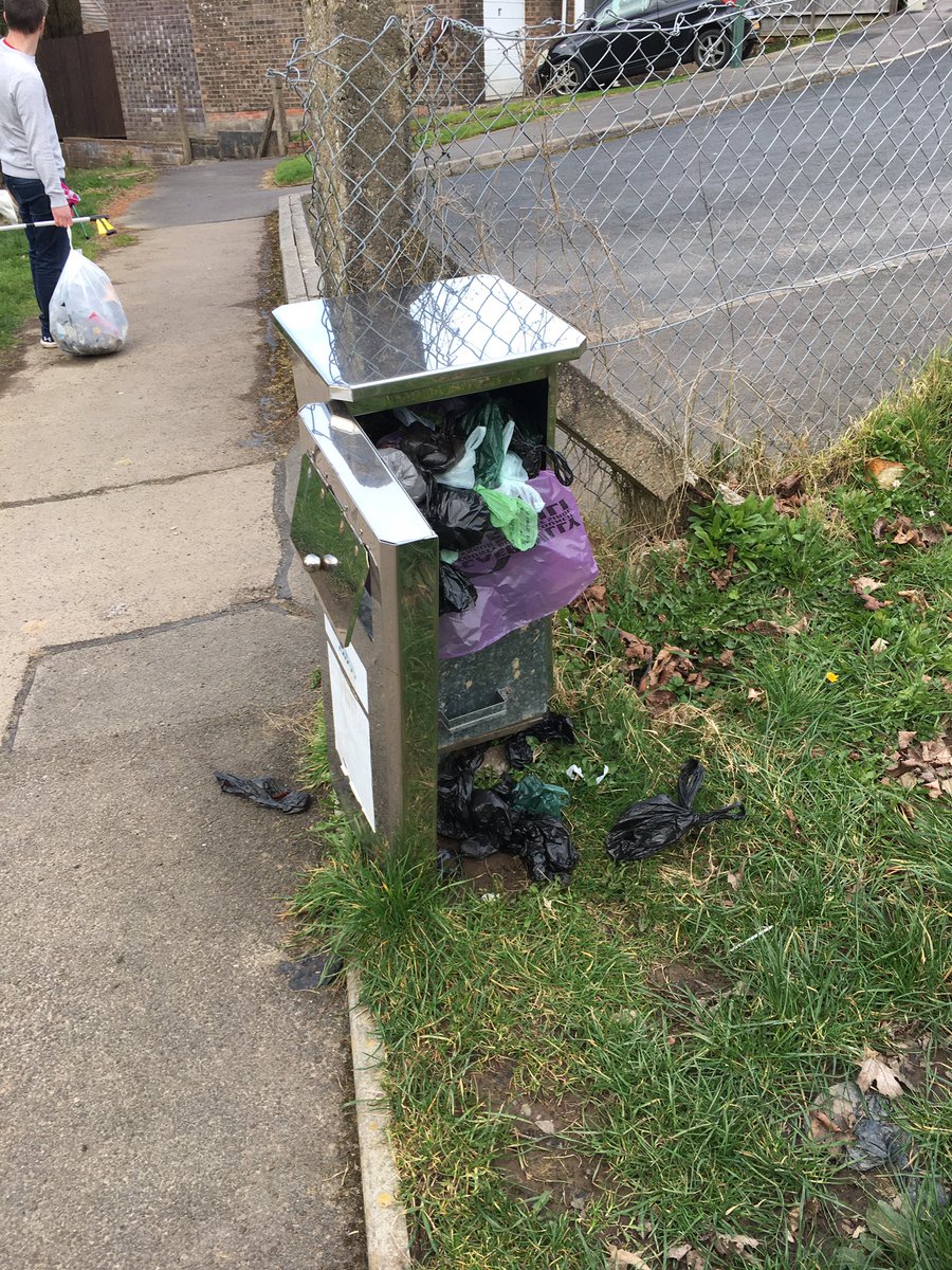MafaldaJegundo's tweet photo. @CaerphillyCBC This is the state of the dog waste bin at the bottom of Heol Y Cwm in Watford park! 
The door is constantly open and not user friendly. We could do with a new bin and for it to be emptied more often please. Thank you https://t.co/QSPuig50VX