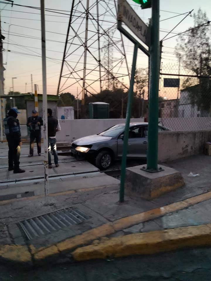 CI_CDMX's tweet photo. #EstaMañana || El #STE_CDMX (tren ligero), se vio afectado debido a que un vehículo se metió a las vías en la zona conocida como #LaNoria, ubicada Av. #GpeIRamírez y #Ejido, Col. @StaMaTepepan, #Xochimilco.
Después de un lapso de 1 hora y media se restableció el servicio. https://t.co/bxQjspWNT6