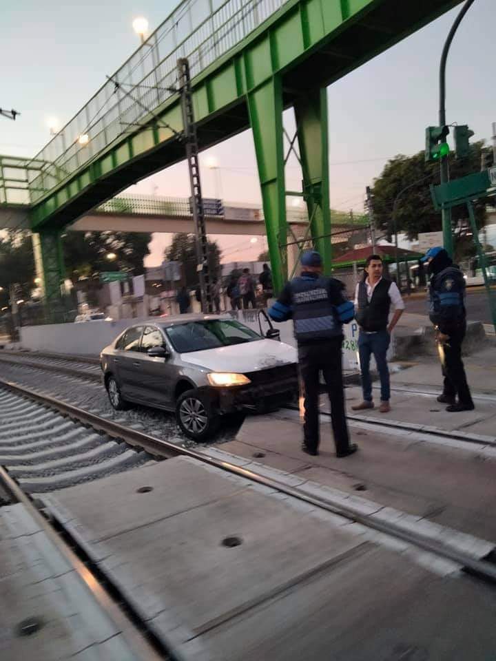 CI_CDMX's tweet photo. #EstaMañana || El #STE_CDMX (tren ligero), se vio afectado debido a que un vehículo se metió a las vías en la zona conocida como #LaNoria, ubicada Av. #GpeIRamírez y #Ejido, Col. @StaMaTepepan, #Xochimilco.
Después de un lapso de 1 hora y media se restableció el servicio. https://t.co/bxQjspWNT6
