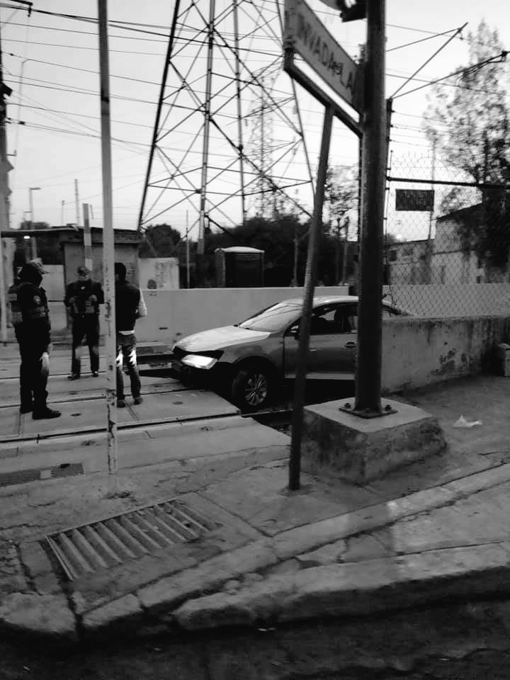 En las primeras horas de hoy el @STE_CDMX, se vio afectado debido a que un vehículo llego a zona de vías en la zona conocida como #LaNoria, ubicada Av. #GpeIRamírez y #Ejido, Col. <a href="/StaMaTepepan/">Santa Marìa Tepepan</a>, #Xochimilco.