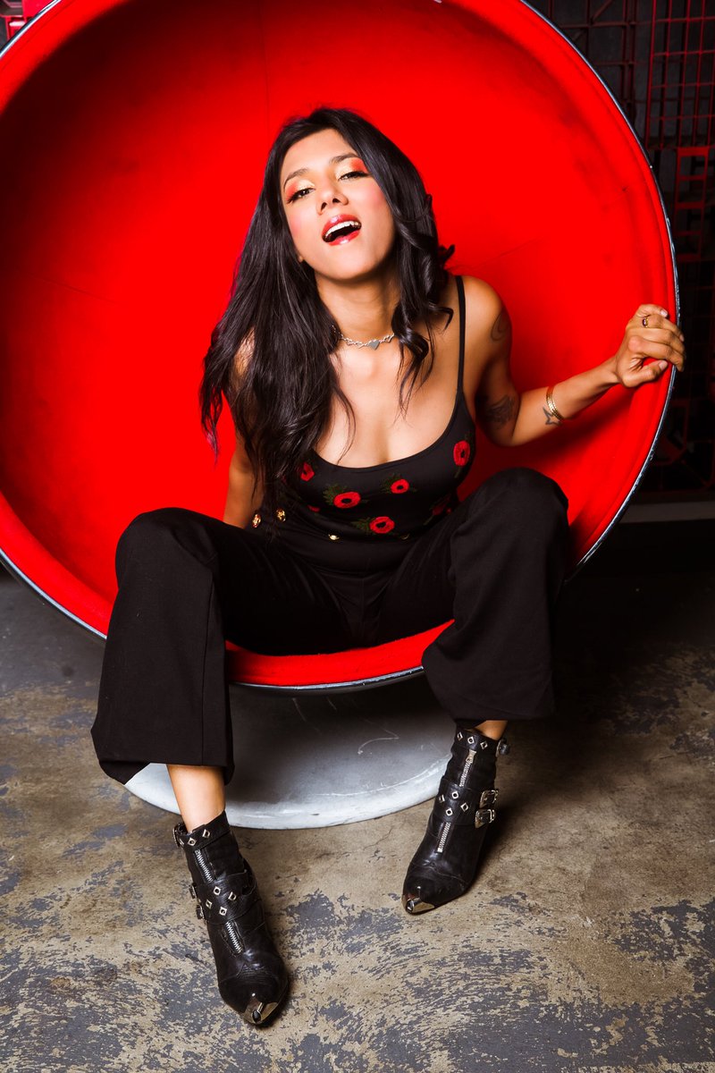 priyapandaxo's tweet image. lookout, weekend. 🍫