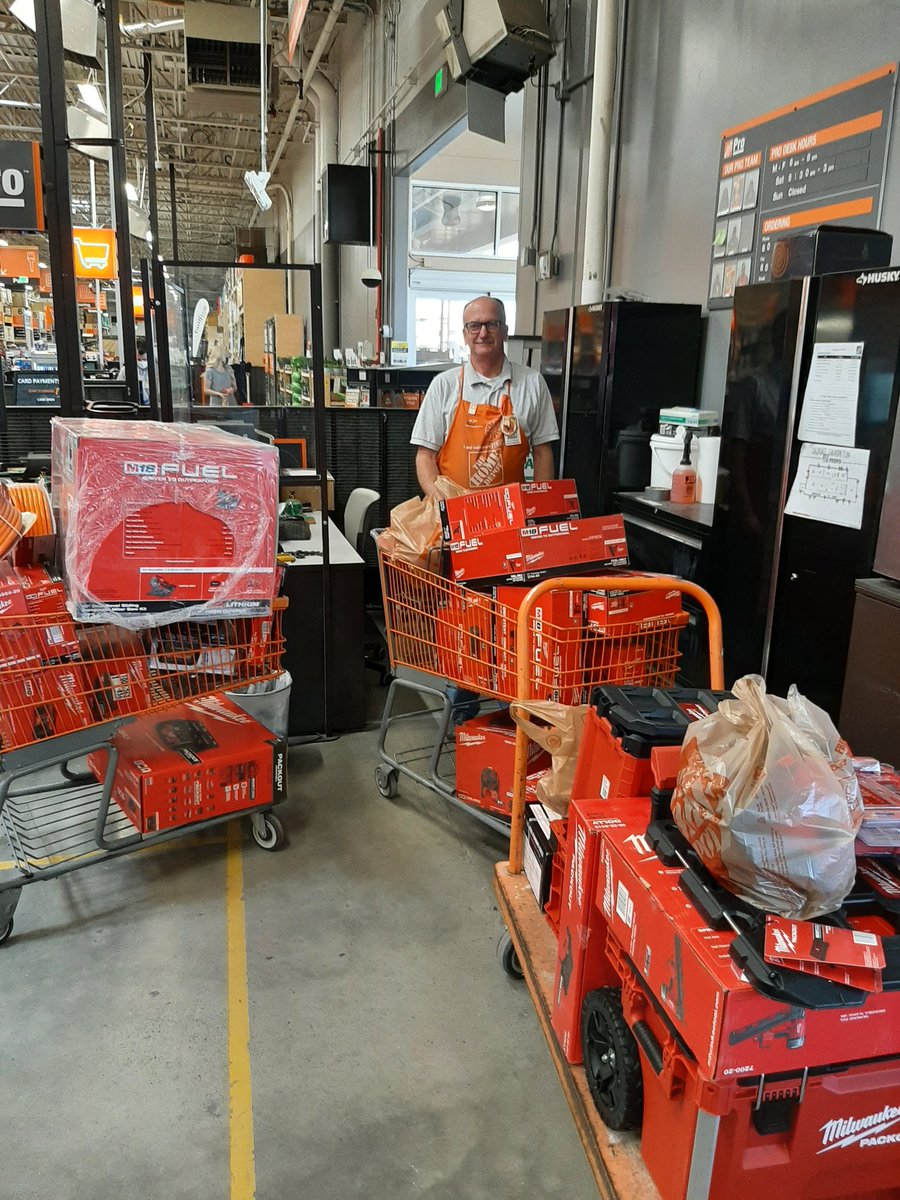 #Distrct53  #ferociou4416 #pacnorthproud  Building strong relationships, found a New PRO and made a $8k sale. Way to go Pete.