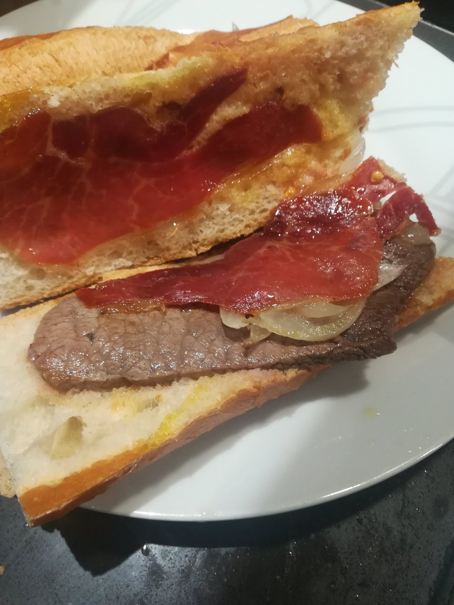 jaimeherraiz's tweet photo. Avui per sopar un entrepà típic del País Valencià, la Brascada.
Entrepà de vedella, ceba caramel·litzada, i pernil salat pasat per la paella
Jo l'he catalanitzat fent-ho amb pa amb tomàquet. #entrepa #bocata #sandwich #glutenfree #sensegluten #singluten https://t.co/x7tbZ5sRvV
