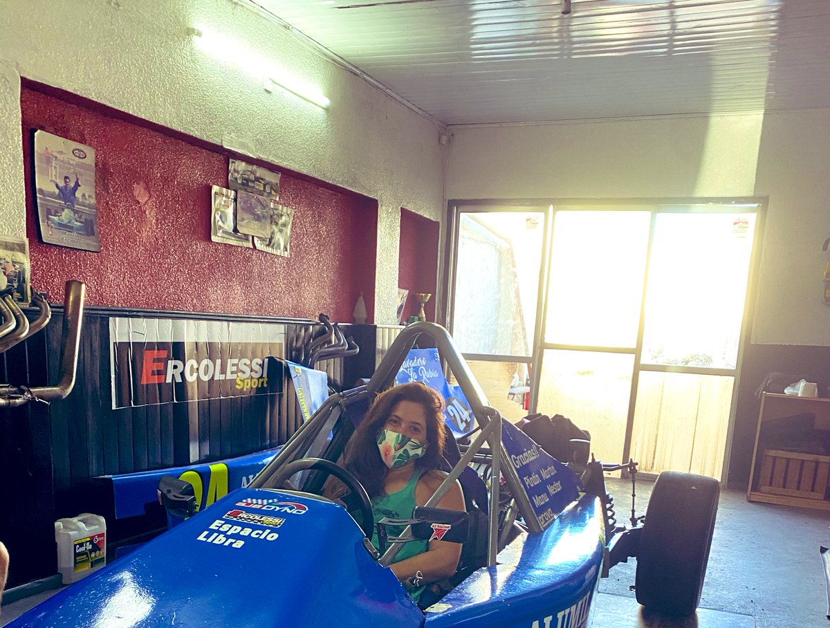 Hoy necesito de ustedes. A pesar de mi discapacidad, sueño con correr en automovilismo. Ya pude probar el formula de un amigo ¡y pude subir! ¿Me ayudan con un RT para encontrar sponsors que me ayuden a convertirme en la primera piloto mujer con discapacidad en Latinoamérica? 🏁🏎