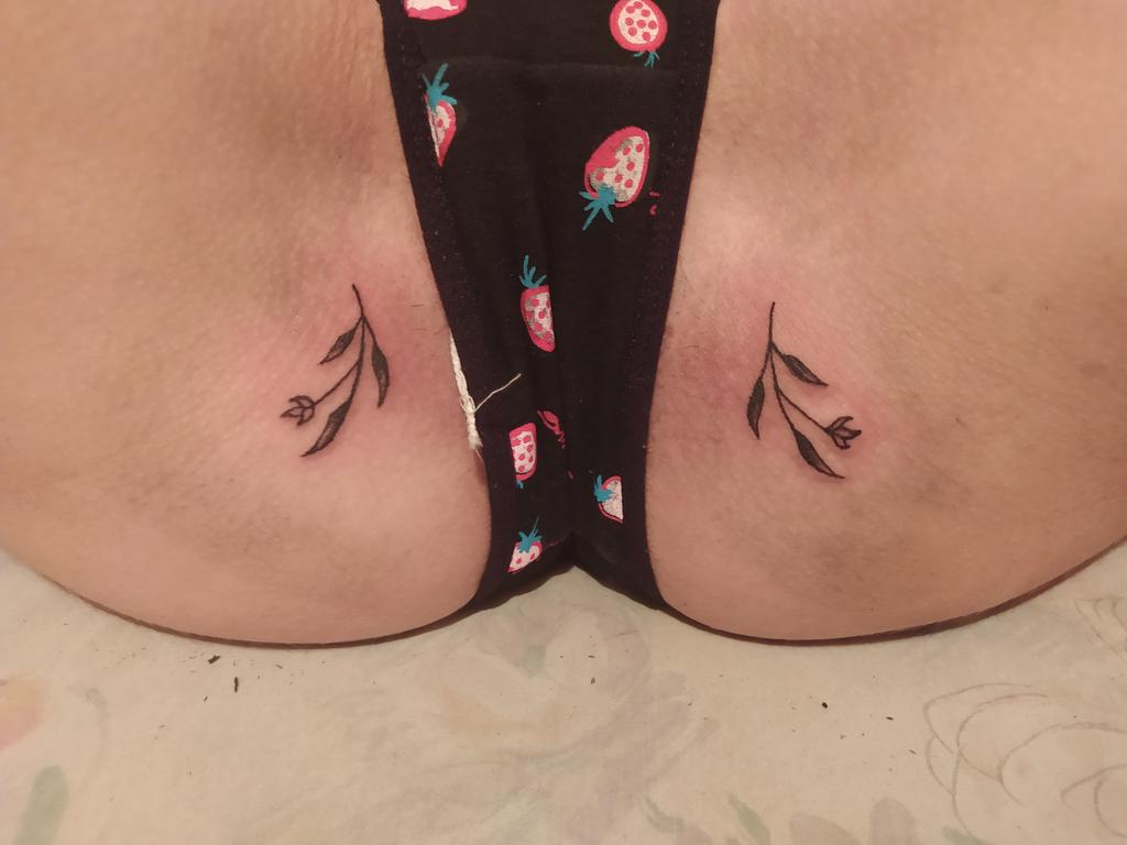 Alexbarinas2's tweet photo. Consistiendo a mi bella mujer que quería un tatuaje. Lo disfruto al máximo https://t.co/E4c3ANlDyh