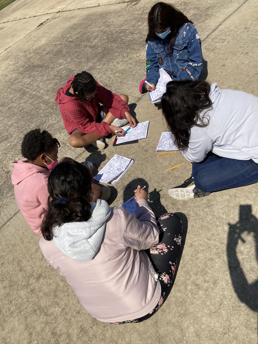 MagenRathbone's tweet photo. #makingconnections ... awesome Forum on Thursday after school and provoking ideas from mentor teachers, so we took our small groups outside on FriYAY! ☀️#5thgradersrock @Hobby_Mustangs @MccorkleMs @MargaMPerez @danimateran1 https://t.co/gRZUGdjwY4