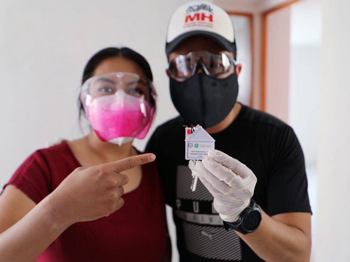 vromog's tweet photo. El sueño de una casa digna hoy se cumplió para 54 familias en #PensilNorte, gracias a la suma de voluntades y trabajo en conjunto pudimos hacer la entrega de las llaves de estas viviendas del @INVICDMX a las y los vecinos que hoy tienen un nuevo hogar

#MHelCorazónDeLaCapital https://t.co/lD8mdb47Cg