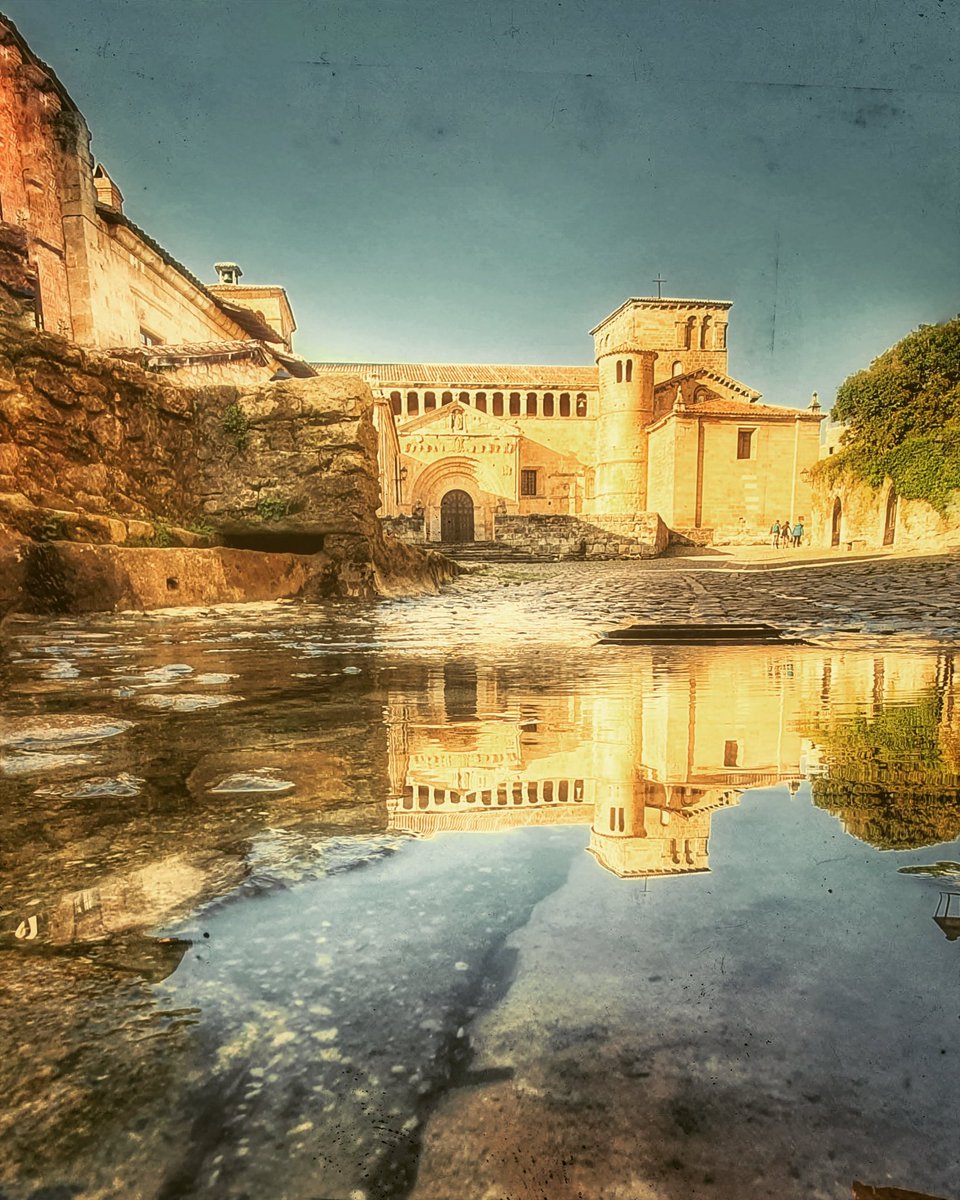 Santillana del Mar tweet media