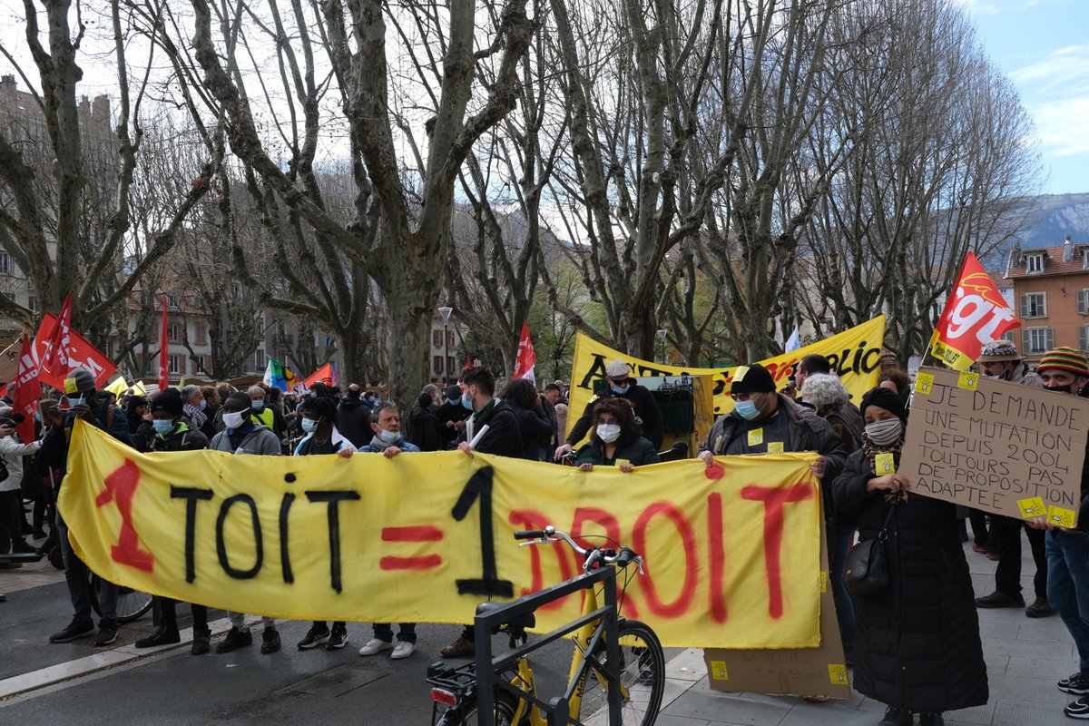 reseau_urbain's tweet photo. Mobilisation collective à #Grenoble pour la Journée européenne d'action pour le droit au logement & à la Ville #HousingActionDay2021.📢#zeroexpulsion en 2021, la réhabilitation et construction des logements sociaux et des fonds européens #nextgenerationEU pour le logement social https://t.co/jJcTK1wXEJ