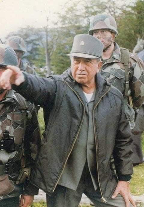 BernardinoBeza1's tweet photo. Ya PATRIOTAS los veo muy nostalgicos y tristes echando de menos al Libertador Capitan General AUGUSTO PINOCHET UGARTE , hagamos un album de fotos , yo regalo 4 https://t.co/AxgtGArU6f