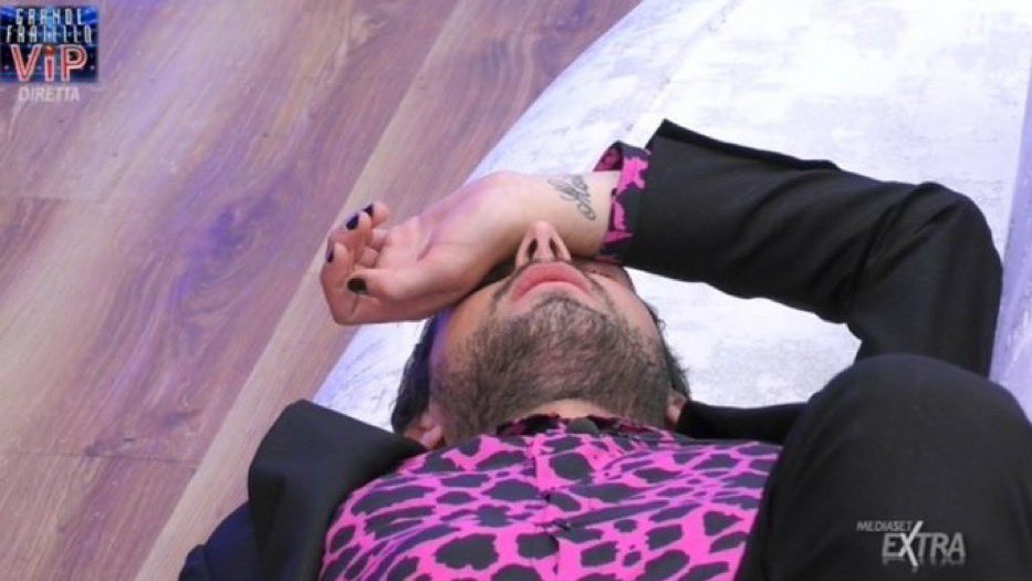 notizie_meme's tweet photo. ABBIAMO CAPITO CHE STEFANO DE MARTINO VUOLE VENDICARSI DELLA CELENTANO E CON QUESTO COMPORTAMENTO PENALIZZERÀ SOLTANTO GLI ALLIEVI CHE SONO VERAMENTE BRAVI.
#Amici20 https://t.co/7n9CPYVKdq
