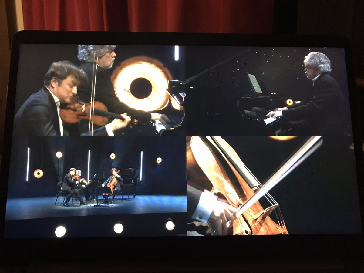macigale's tweet photo. Le @FestivalPaques dans son salon ?! Et pourquoi pas !
#rebranchonslaculture 
Bravo et Merci @RCapucon @EdgarMoreau #francoisfredericguy pour ce merveilleux concert 😍👏 https://t.co/bUHwNzM9iD