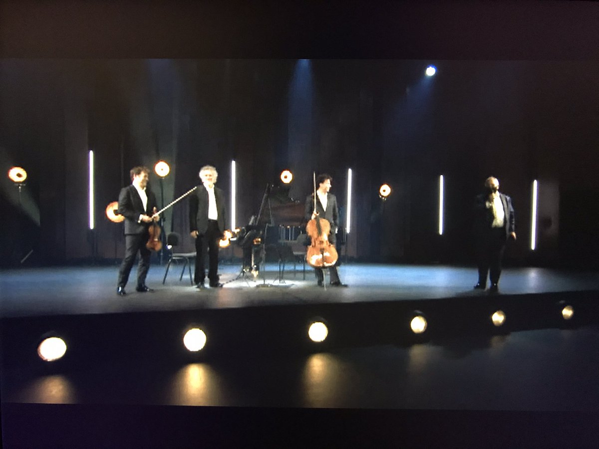macigale's tweet photo. Le @FestivalPaques dans son salon ?! Et pourquoi pas !
#rebranchonslaculture 
Bravo et Merci @RCapucon @EdgarMoreau #francoisfredericguy pour ce merveilleux concert 😍👏 https://t.co/bUHwNzM9iD
