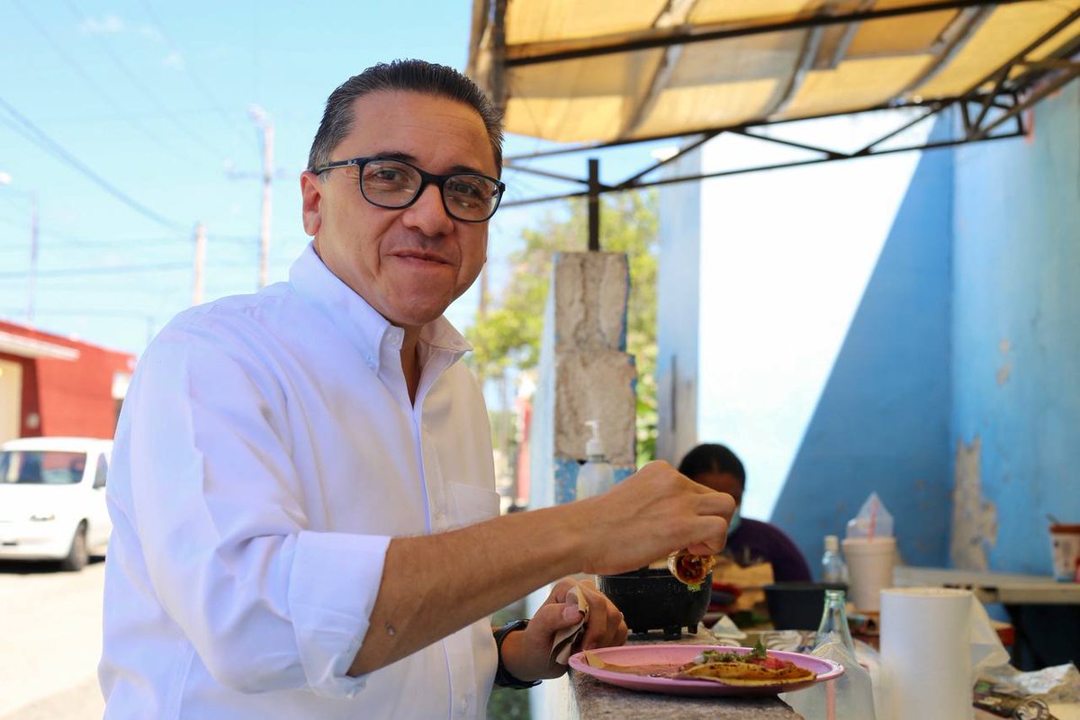 victorlozanop's tweet photo. Los tacos de Don Óscar en #Cordemex son reconocidos por su sabor. Los de asado y orejita, mis favoritos. 

¡Gracias por la plática Don Óscar!

#ConsumeLocal https://t.co/ChaTAy8Tce
