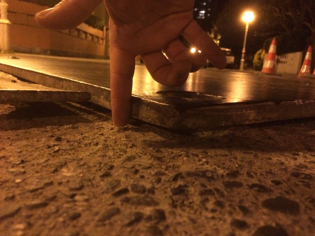 comprameunamoto's tweet photo. Basta ya de chapas metálicas de obra. Y sin señalizar. #TP19 #TP30 #OperaciónTxapa 
>> @trafikoaEJGV https://t.co/8brM5Si5nd