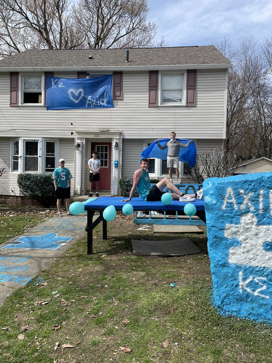 We love lighting it up blue! Especially for an amazing cause💙 #LIUB <a href="/AXiD_kentstate/">☆ Alpha Xi Delta ☆</a>