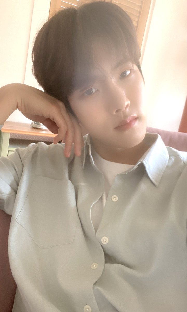 daeyeolace's tweet photo. "when the sun shines, we shine together. told you I'll be here forever" ☀️

#GoldennessSelcaDay @Hi_Goldenness https://t.co/2iQLVFnYoi