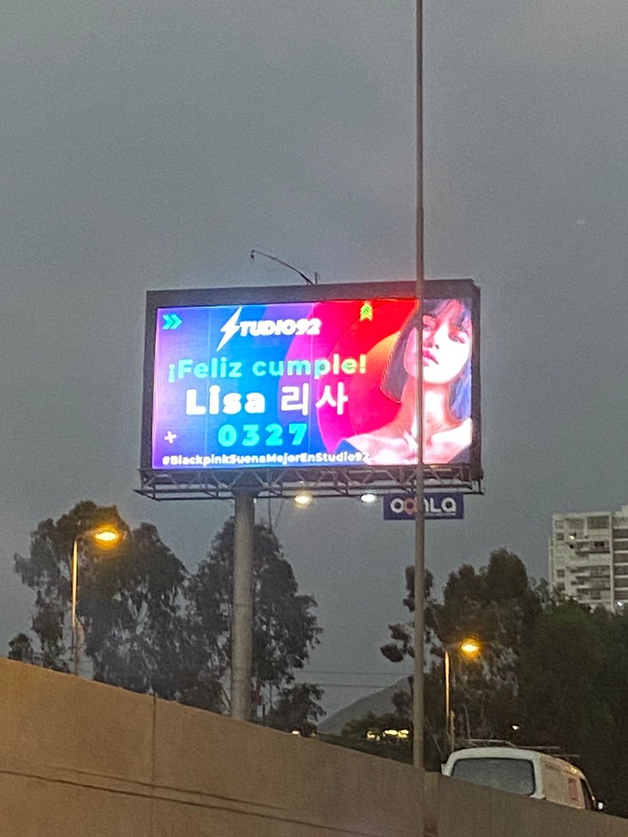 Studio92's tweet photo. 🚨🚨 ¡Ustedes lo lograron BLINKS! Un fan nos mandó una foto de nuestra pantalla LED por el cumple de Lisa 🙌⚡
#TheLisaDay
#LisaEnStudio92
#OurGemLalisaDay
#BlackpinkSuenaMejorEnStudio92 https://t.co/VHmqoon1gT