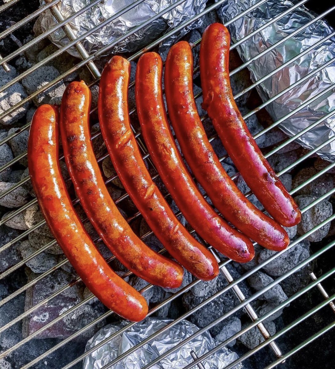 itsreallylyza's tweet photo. While there’s been eccentric & dishes that represent various cultures, sometimes you get a lil’ nostalgic & want a hotdog from a cart. Though I grilled these Sabrett dogs, they were brined in NYC tap water for 36 hrs #bbqthrowdown https://t.co/eUmnXqdQOe