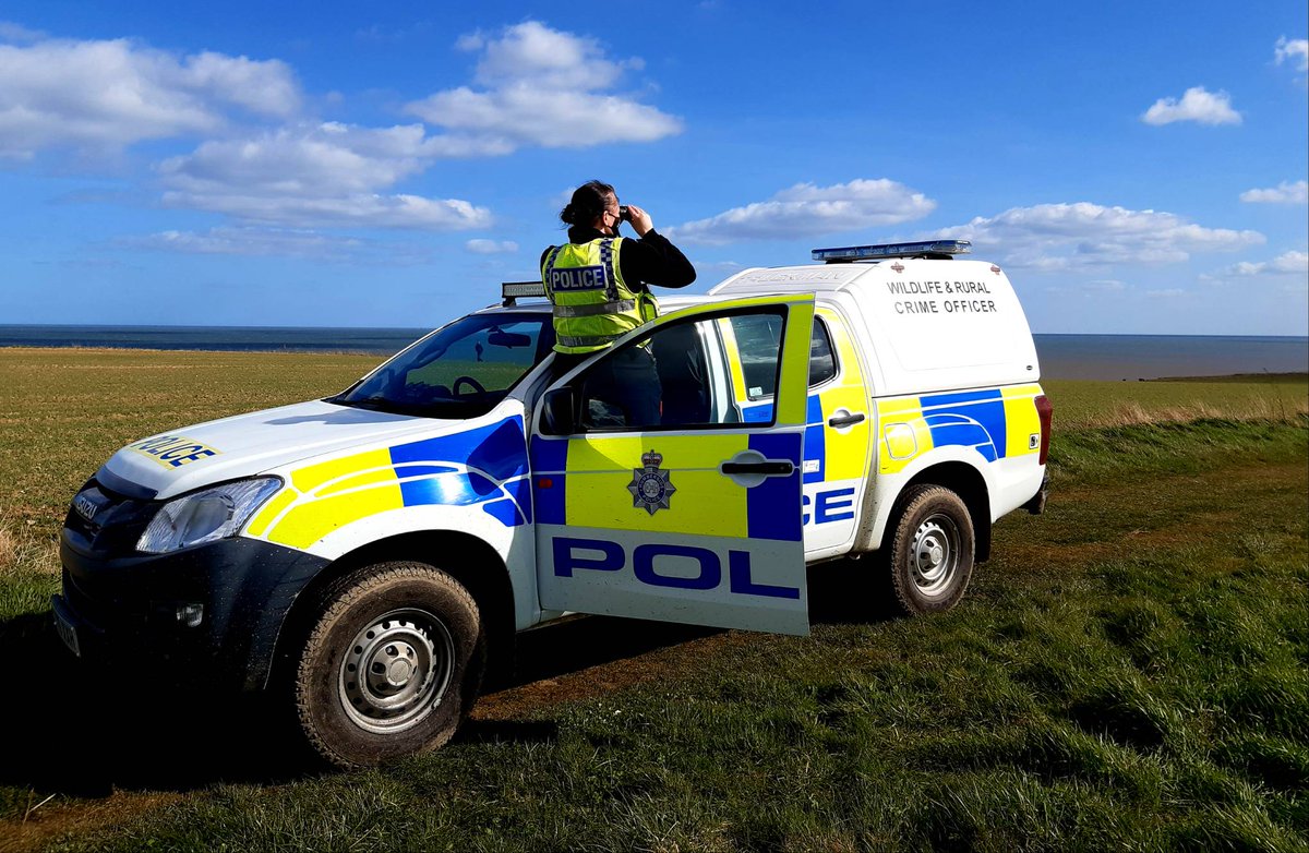 Humberbeat_ERYN's tweet photo. 🚘 Vehicle failed to stop for @HumberbeatRoads 🚔. Persons ran from Vehicle. With support from Patrol Team 2 & The RTF, persons found on farmland & arrested. #RuralTaskForce #teamworkmakesthedreamwork #youcanrunbutnothide #hotelcloughroad #notonourpatch https://t.co/fJjScTy6B2