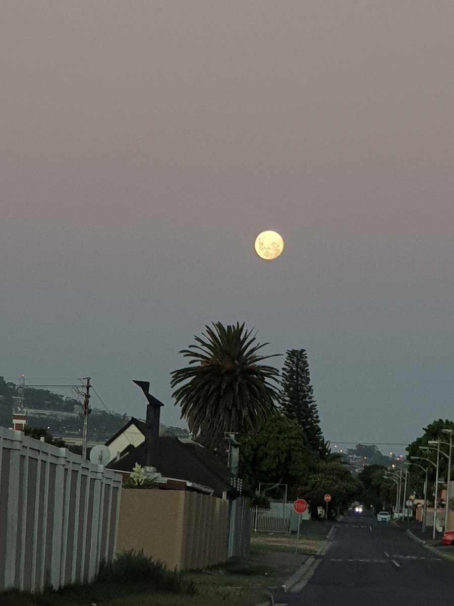 hazelj07's tweet photo. Near full moon rise #metdiemaangepla https://t.co/jPPW8X7fEc