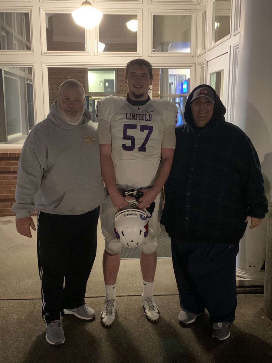 OnyFb's tweet photo. Coach Nelson and Coach Saade were able to get down and watch Logger Alumni @Alex24Frazier Play the Purple and White game at Linfield University last night. What a great kid doing big things. Keep Diggin Alex, greatness is in your future.
#Keepdiggin #LoggerAlum #FAMILY https://t.co/vPHJ7vW7oa