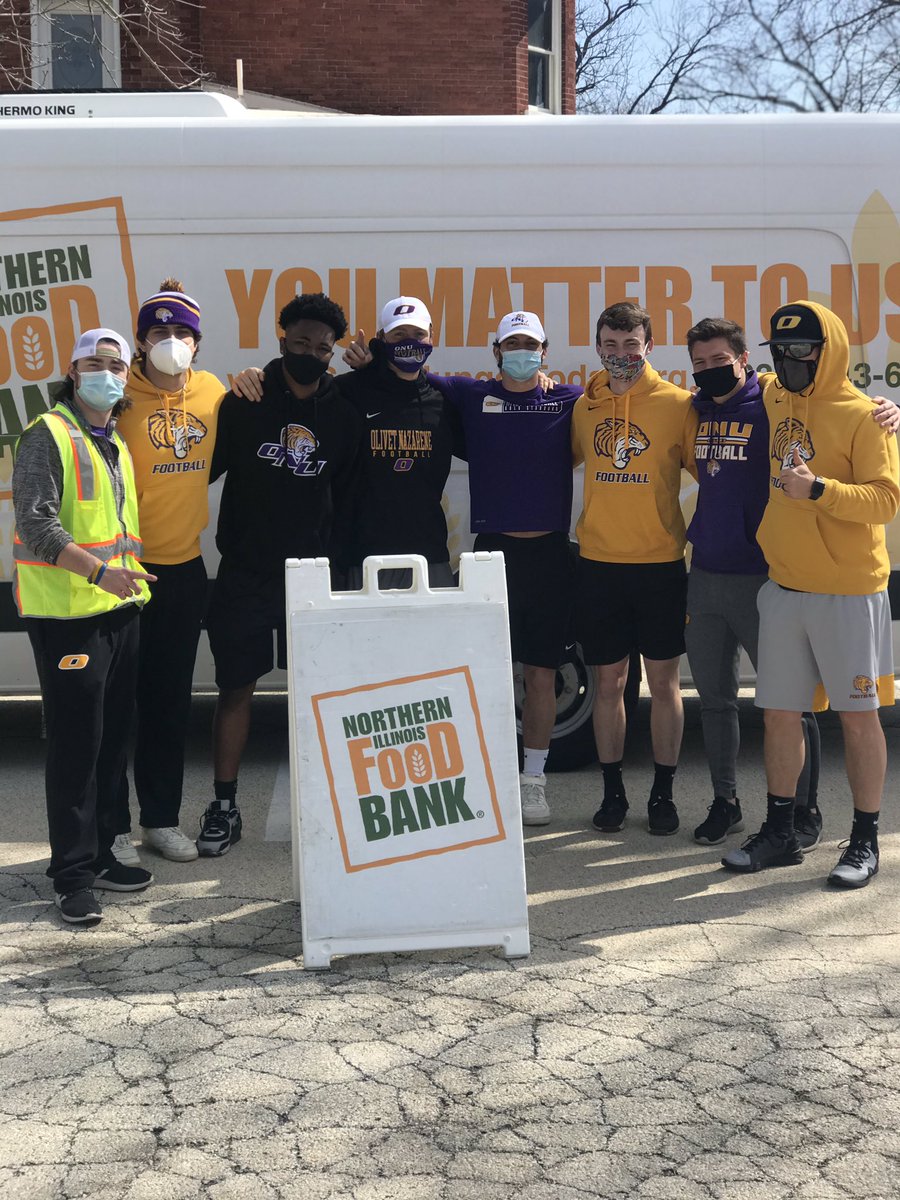 CoachRenfroe's tweet photo. @ONAZFootball @ILfoodbank @NAIAFBALL @lifeatolivet @olivetnazarene @ONUAthletics @NAIA @DeepDishFB @mholcomb28 @TDJsports Winners on and off the field 💯 Love this #FAMiLY https://t.co/zWZbSrNbk7